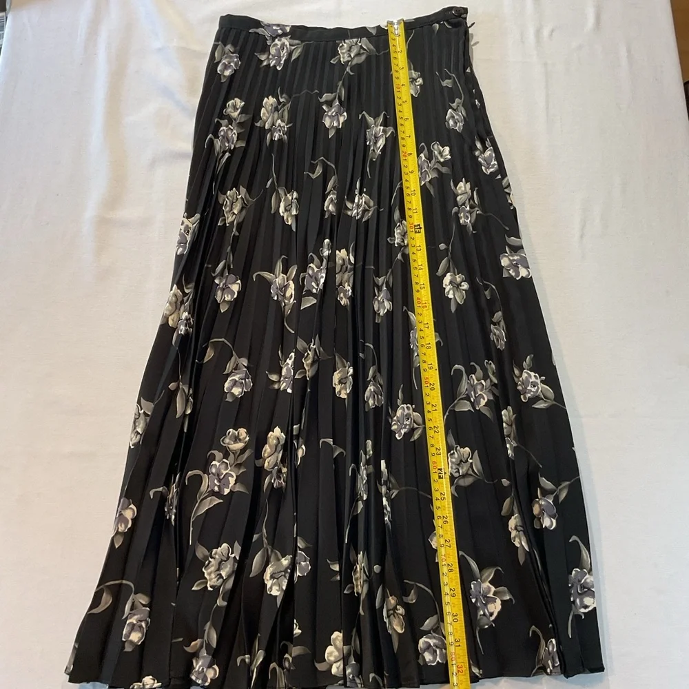 SAG Harbor Petite Long Black w/Floral Pleated Skirt Size 8 Flowing Formal Casual